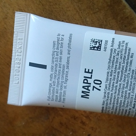 Neutrogena Clear Coverage Flawless Matte CC Cream - maple 7.0 - Picture 2 of 4